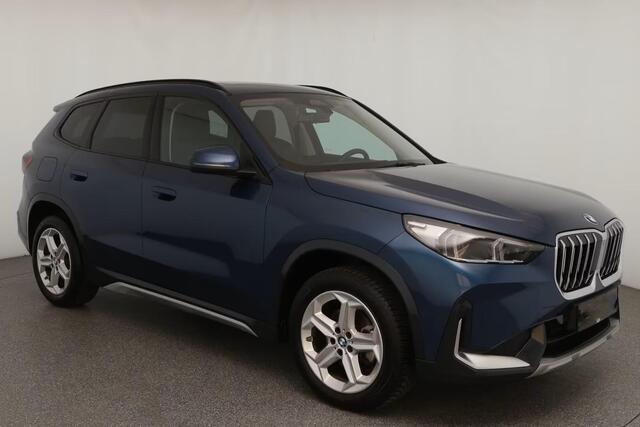 BMW X1 sDrive18iA xLine ** ADAPT. LED, LEDER, PANORAMA, TREKH, ADAPT. CRUISE, ACT. SPORTST ** 1e EIG - Ex BMW-AG - UNFALLFREI ** ** INFORMEER OOK NAAR ONZE AANTREKKELIJKE FINANCIAL-LEASE TARIEVEN **