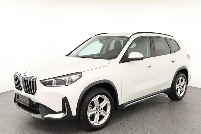 BMW X1 sDrive18iA xLine ** ADAPT. LED, LEDER, PANORAMA, TREKH, ADAPT. CRUISE, ACT. SPORTST ** 1e EIG - Ex BMW-AG - UNFALLFREI ** ** INFORMEER OOK NAAR ONZE AANTREKKELIJKE FINANCIAL-LEASE TARIEVEN **