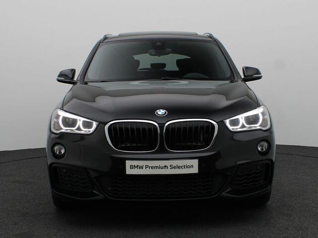 BMW X1 sDrive20i High Executive | M Sportpakket | Achteruitrijcamera | Panoramadak | Driving Assistant Plus | Active Cruise Control | Head-Up Display | Harman Kardon | 18''