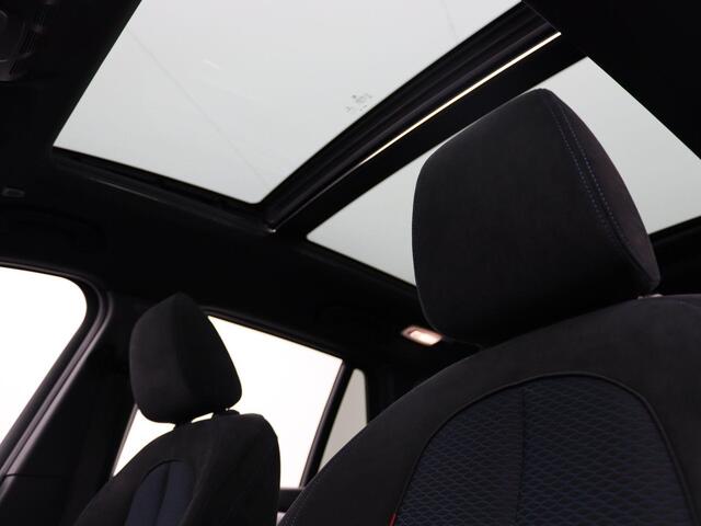BMW X1 sDrive20i High Executive | M Sportpakket | Achteruitrijcamera | Panoramadak | Driving Assistant Plus | Active Cruise Control | Head-Up Display | Harman Kardon | 18''
