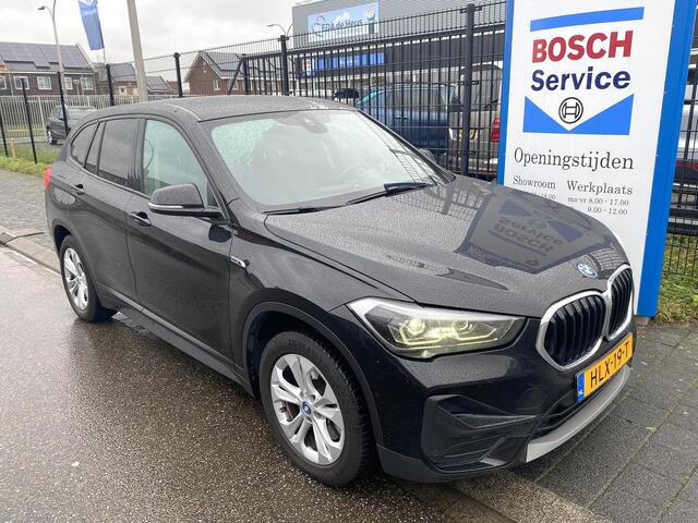 BMW X1 xDrive25e 220pk Executive 12-2021 met o.a. stoel-/stuurverwarming, LED, navi, pdc, etc.