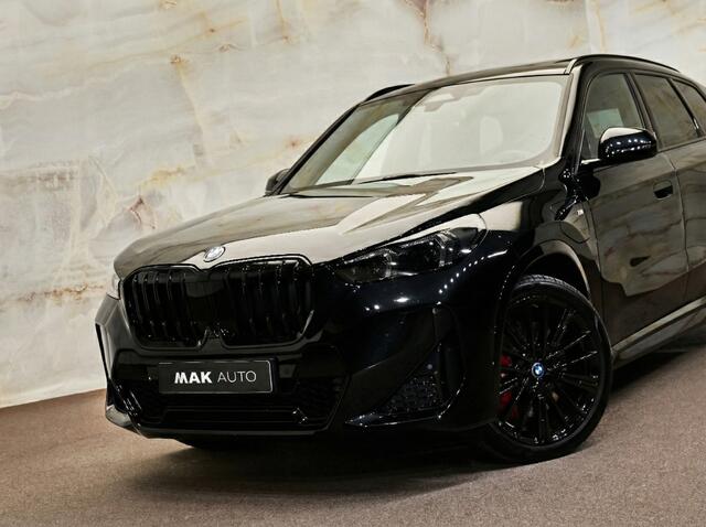 BMW X1 xDrive30e M Sport Pro, M stoelen, pano, tr.haak, H/K, 20", HUD, ACC, keyless, privacy