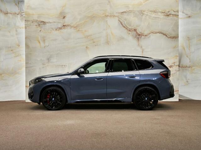 BMW X1 xDrive30e M Sport Pro, M stoelen, pano, tr.haak, H/K, 20", HUD, ACC, keyless, privacy