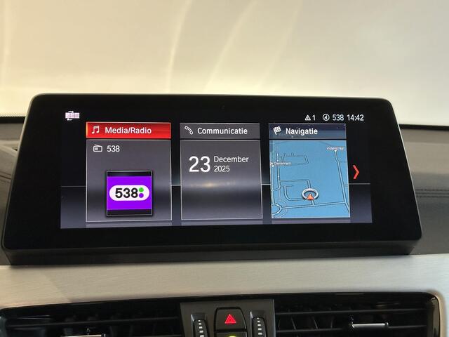 BMW X1 sDrive20i Business Edition Plus M SPORT | NAVIGATIE | ACHTERUITRIJCAMERA | PARKEERSENSOREN VOOR-/ACHTER | STOEL-/STUURVERWARMING