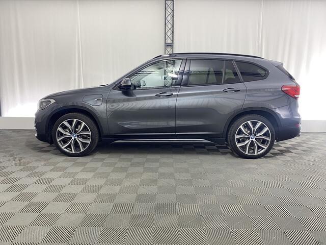 BMW X1 xDrive25e Automaat | Navi | M Stuur | Ambient Lighting | 19'' LMV | Camera |