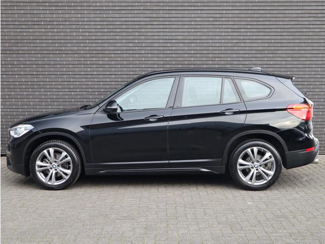 BMW X1 sDrive18i Executive Sport Line Automaat / Navigatie / LED / 18 Inch / Parkeersensoren voor+achter / Voorstoelen Verwarmd / Sportstuur /