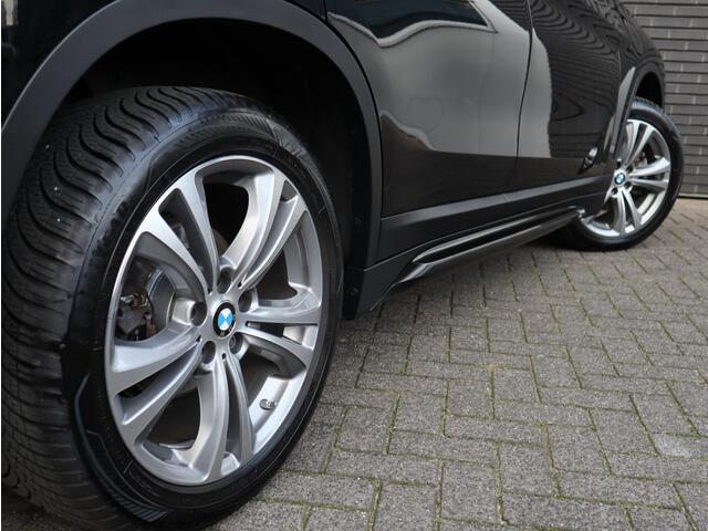 BMW X1 sDrive18i Executive Sport Line Automaat / Navigatie / LED / 18 Inch / Parkeersensoren voor+achter / Voorstoelen Verwarmd / Sportstuur /