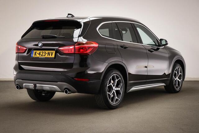 BMW X1 sDrive20i High Executive | LED | LEDER | STUUR / STOEL- VERWARMING | TREKHAAK | 18"
