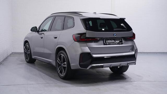 BMW X1 sDrive20i M Sport Panodak Stoel- en stuurverwarming Ledkoplampen Camera Shadowline PDC v+a Apple Carplay