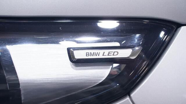 BMW X1 sDrive20i M Sport Panodak Stoel- en stuurverwarming Ledkoplampen Camera Shadowline PDC v+a Apple Carplay