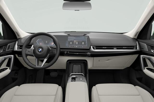 BMW X1 sDrive20i X-Line Glazen Panoramadak / Harman Kardon / Elektrisch verstelbare stoelen / Verwarmde Stoelen / Trekhaak Zwenkbaar / Adaptieve LED koplampen / Parking Assistant