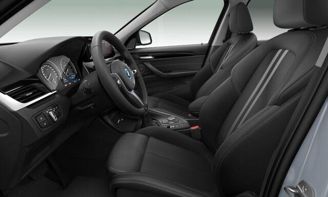 BMW X1 xDrive25e High Executive Panoramadak - Comfort Access - Active Cruise Control - Sportstoelen - Elektrisch verwarmde voorstoelen - Harman Kardon - Head up - Stuurwielrand verwarmd - Comfort Access -