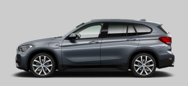 BMW X1 xDrive25e High Executive Panoramadak - Comfort Access - Active Cruise Control - Sportstoelen - Elektrisch verwarmde voorstoelen - Harman Kardon - Head up - Stuurwielrand verwarmd - Comfort Access -