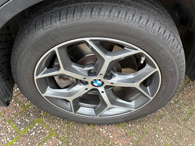BMW X1 sDrive20i High Executive | LEDER | CAMERA | TREKHAAK | STOELVERWARMING | ELEKTR. KOFFERKLEP |