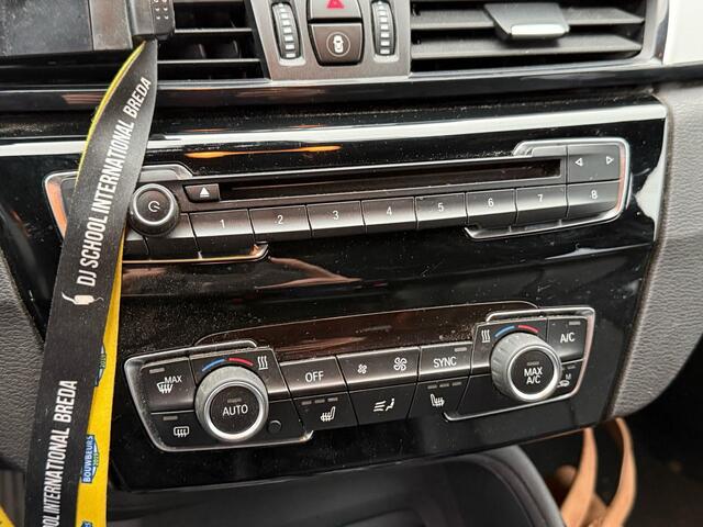 BMW X1 sDrive20i High Executive | LEDER | CAMERA | TREKHAAK | STOELVERWARMING | ELEKTR. KOFFERKLEP |