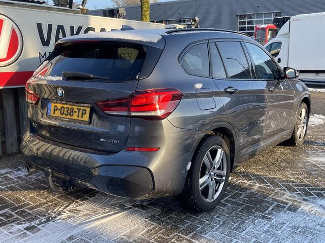 BMW X1 sDrive18i High Executive M Sport 18"/Panoramadak/Trekhaak/Camera/Stoelverwarming/Sportstoelen/Elektrische Klep/LED/DAB/Navigatie/PDC