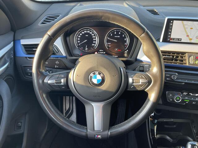 BMW X1 sDrive18i High Executive M Sport 18"/Panoramadak/Trekhaak/Camera/Stoelverwarming/Sportstoelen/Elektrische Klep/LED/DAB/Navigatie/PDC