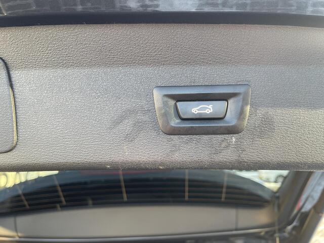 BMW X1 sDrive18i High Executive M Sport 18"/Panoramadak/Trekhaak/Camera/Stoelverwarming/Sportstoelen/Elektrische Klep/LED/DAB/Navigatie/PDC