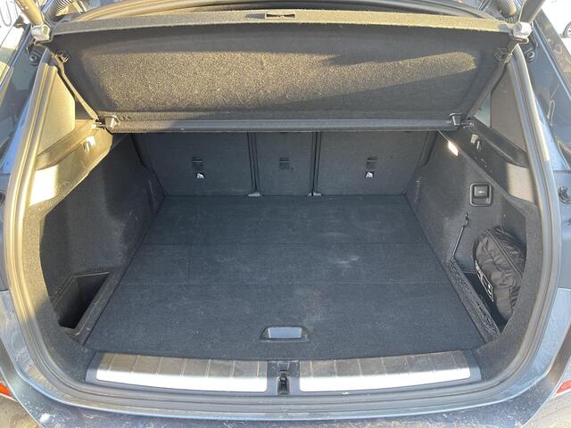 BMW X1 sDrive18i High Executive M Sport 18"/Panoramadak/Trekhaak/Camera/Stoelverwarming/Sportstoelen/Elektrische Klep/LED/DAB/Navigatie/PDC