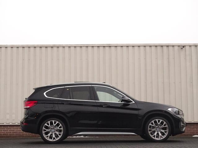 BMW X1 xDrive25e X-Line | Nav-Prof | HUD | Schuifdak | Leer | 19 inch | Trekhaak!