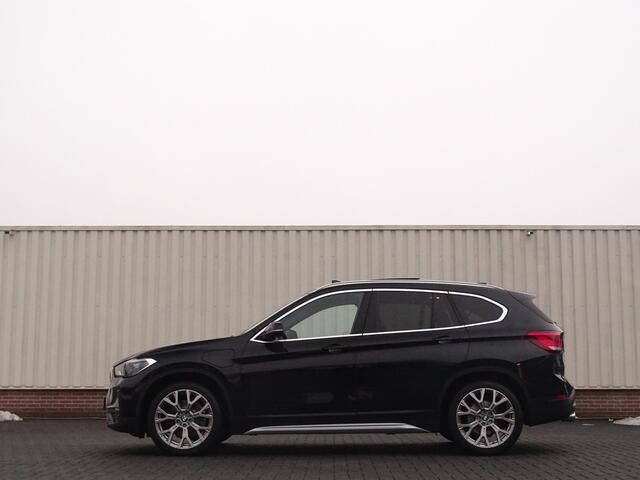 BMW X1 xDrive25e X-Line | Nav-Prof | HUD | Schuifdak | Leer | 19 inch | Trekhaak!