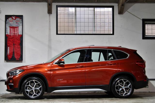 BMW X1 xDrive20i High Executive | X-Line |Panoramadak | Lederen bekleding | Trekhaak | NL auto | Dealer onderhouden |