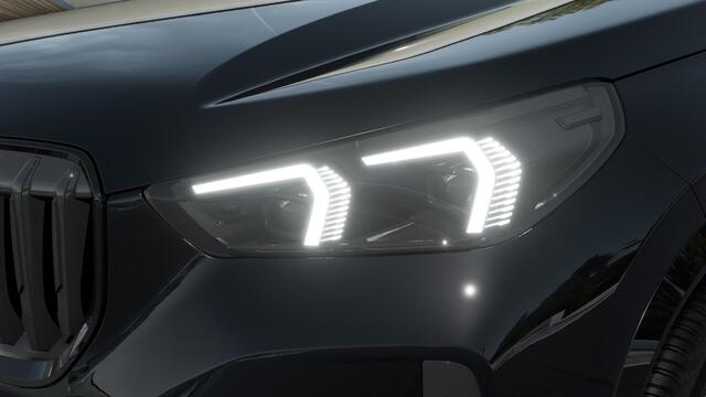 BMW X1 xDrive25e High Executive M Sport Automaat / Panoramadak / Trekhaak / Sportstoelen / M Adaptief onderstel / Comfort Access / Adaptieve LED / Head-Up / Harman-Kardon