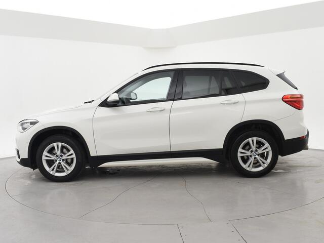 BMW X1 sDrive18i AUT. SPORTLINE + TREKHAAK | LED | SPORTSTOELEN | STOELVERWARMING | NAVIGATIE