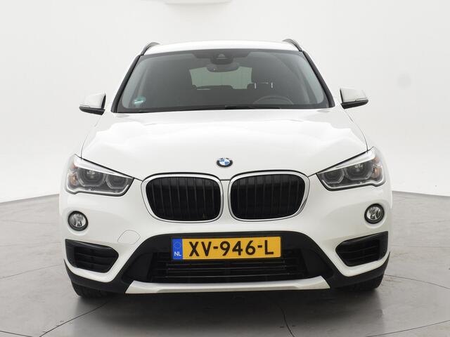 BMW X1 sDrive18i AUT. SPORTLINE + TREKHAAK | LED | SPORTSTOELEN | STOELVERWARMING | NAVIGATIE