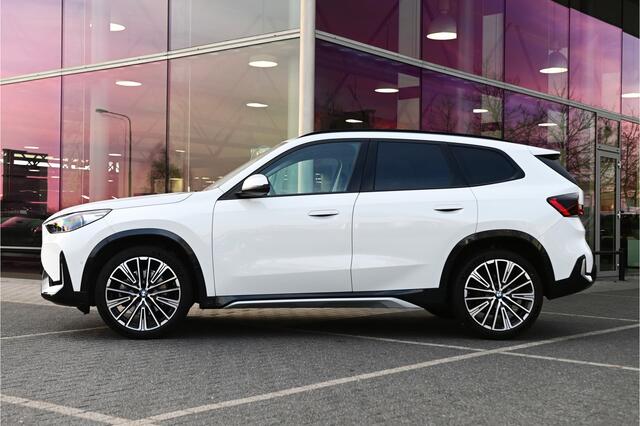 BMW X1 xDrive23i High Executive xLine Automaat / Panoramadak / Trekhaak / Sportstoelen / Head-Up / Adaptieve LED / Parking Assistant Plus / Comfort Access