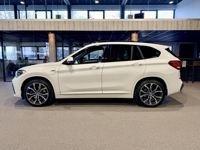 BMW X1 xDrive25e High Executive M-Sport | Panorama | Trekhaak | HUD | Carplay | Metallic