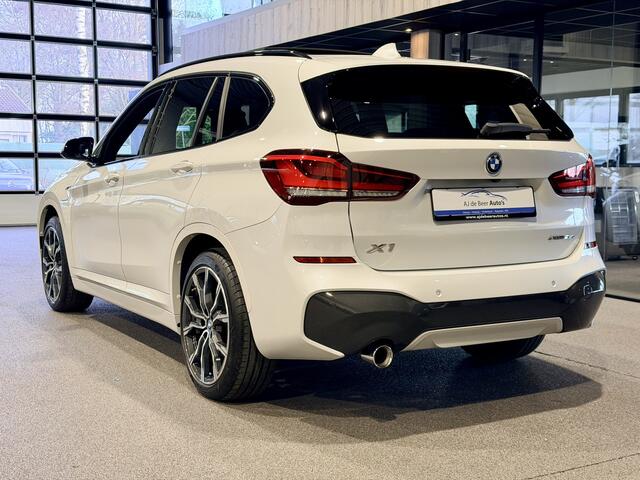 BMW X1 xDrive25e High Executive M-Sport | Panorama | Trekhaak | HUD | Carplay | Metallic