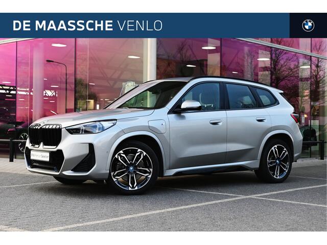 BMW X1 xDrive25e M Sport Automaat / Sportstoelen / Achteruitrijcamera / M Adaptief onderstel / Comfort Access / Adaptieve LED / Harman-Kardon / Stoelverwarming