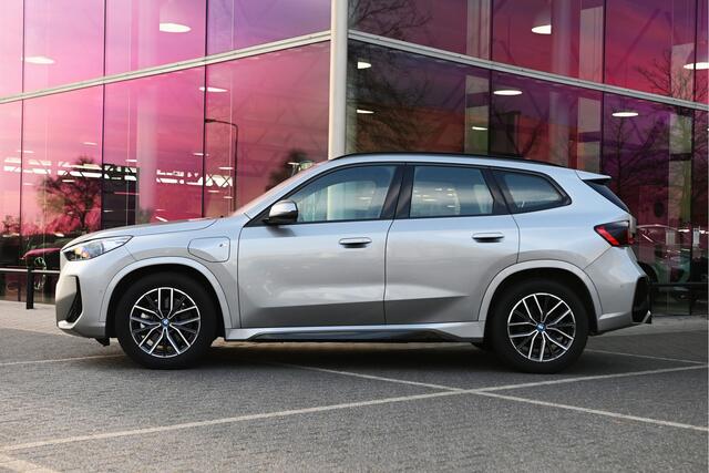 BMW X1 xDrive25e M Sport Automaat / Sportstoelen / Achteruitrijcamera / M Adaptief onderstel / Comfort Access / Adaptieve LED / Stoelverwarming