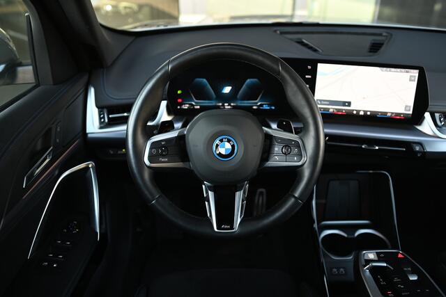 BMW X1 xDrive25e M Sport Automaat / Sportstoelen / Achteruitrijcamera / M Adaptief onderstel / Comfort Access / Adaptieve LED / Stoelverwarming