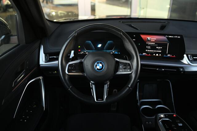 BMW X1 xDrive25e M Sport Automaat / Sportstoelen / Achteruitrijcamera / M Adaptief onderstel / Comfort Access / Adaptieve LED / Stoelverwarming