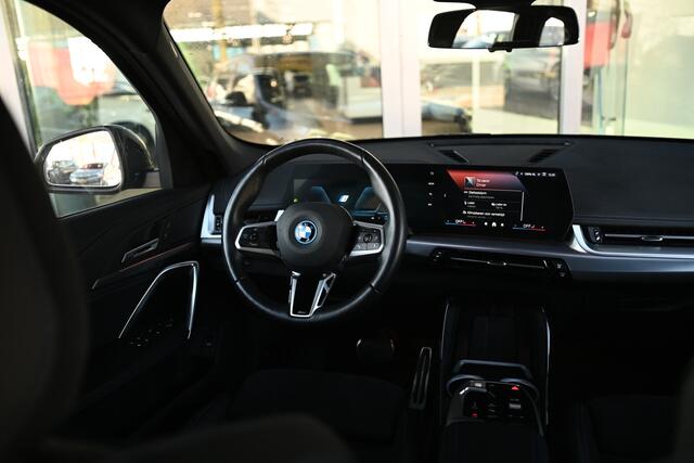 BMW X1 xDrive25e M Sport Automaat / Sportstoelen / Achteruitrijcamera / M Adaptief onderstel / Comfort Access / Adaptieve LED / Stoelverwarming