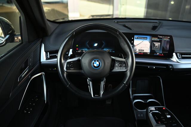 BMW X1 xDrive25e M Sport Automaat / Sportstoelen / Achteruitrijcamera / M Adaptief onderstel / Comfort Access / Adaptieve LED / Stoelverwarming