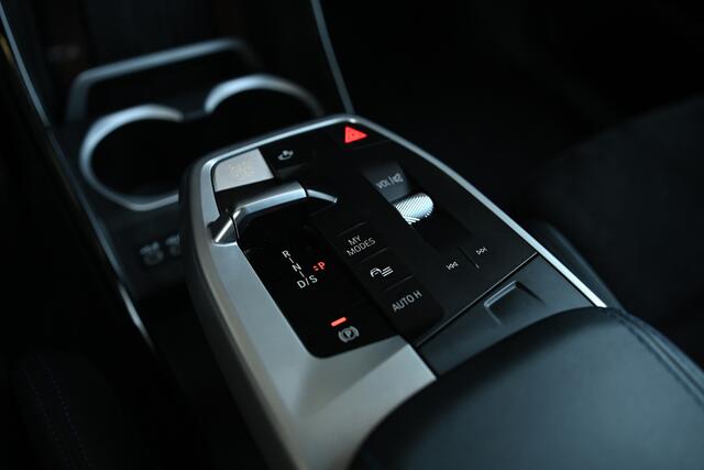 BMW X1 xDrive25e M Sport Automaat / Sportstoelen / Achteruitrijcamera / M Adaptief onderstel / Comfort Access / Adaptieve LED / Stoelverwarming