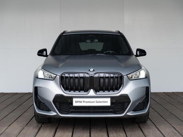 BMW X1 xDrive23i | M Sportpakket | Travel Pack | Achteruitrijcamera | Panoramadak | Stoelverwarming | 18''