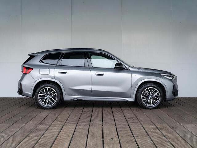 BMW X1 xDrive23i | M Sportpakket | Travel Pack | Achteruitrijcamera | Panoramadak | Stoelverwarming | 18''