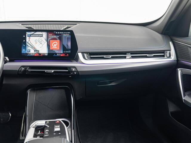 BMW X1 xDrive23i | M Sportpakket | Travel Pack | Achteruitrijcamera | Panoramadak | Stoelverwarming | 18''