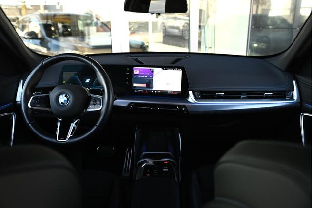 BMW X1 xDrive25e M Sport Automaat / Sportstoelen / Achteruitrijcamera / M Adaptief onderstel / Comfort Access / Adaptieve LED / Stoelverwarming