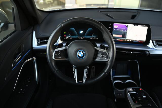 BMW X1 xDrive25e M Sport Automaat / Sportstoelen / Achteruitrijcamera / M Adaptief onderstel / Comfort Access / Adaptieve LED / Stoelverwarming