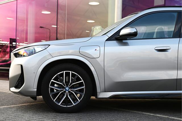 BMW X1 xDrive25e M Sport Automaat / Sportstoelen / Achteruitrijcamera / M Adaptief onderstel / Comfort Access / Adaptieve LED / Stoelverwarming