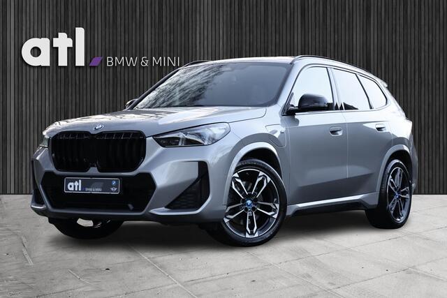 BMW X1 xDrive30e M-Sport | HUD | 360 | Harman Kardon | Pano | Massage | Elektr. Trekhaak | Driving ass + | Stuurwielverwarming | Keyless | Etc. Volledige Fabrieksgarantie tot Aug 2026 | Premium selectie tot Aug 2029