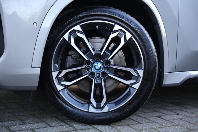 BMW X1 xDrive30e M-Sport | HUD | 360 | Harman Kardon | Pano | Massage | Elektr. Trekhaak | Driving ass + | Stuurwielverwarming | Keyless | Etc. Volledige Fabrieksgarantie tot Aug 2026 | Premium selectie tot Aug 2029