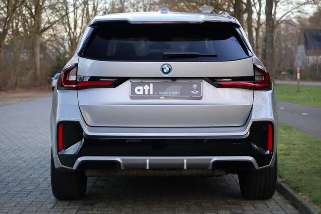 BMW X1 xDrive30e M-Sport | HUD | 360 | Harman Kardon | Pano | Massage | Elektr. Trekhaak | Driving ass + | Stuurwielverwarming | Keyless | Etc. Volledige Fabrieksgarantie tot Aug 2026 | Premium selectie tot Aug 2029