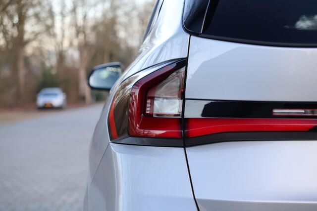 BMW X1 xDrive30e M-Sport | HUD | 360 | Harman Kardon | Pano | Massage | Elektr. Trekhaak | Driving ass + | Stuurwielverwarming | Keyless | Etc. Volledige Fabrieksgarantie tot Aug 2026 | Premium selectie tot Aug 2029