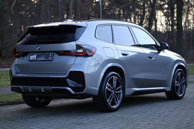 BMW X1 xDrive30e M-Sport | HUD | 360 | Harman Kardon | Pano | Massage | Elektr. Trekhaak | Driving ass + | Stuurwielverwarming | Keyless | Etc. Volledige Fabrieksgarantie tot Aug 2026 | Premium selectie tot Aug 2029